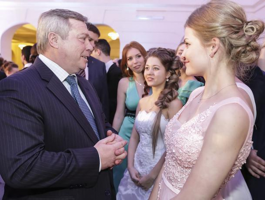 Очаровательные студентки Татьяны удивили на балу губернатора Ростовской области 