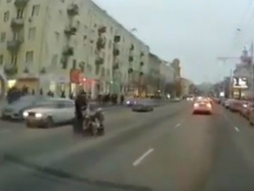 Опасные бега молодой «яжематери» с коляской по оживленной дороге Ростова попали на видео