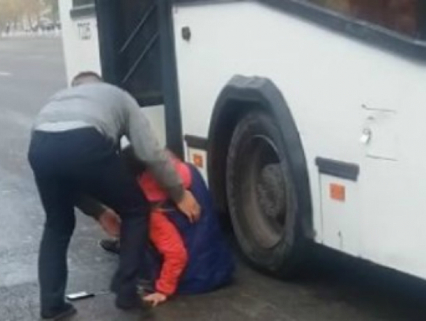 Нахально вытолкнувшего девушку из автобуса парня разыскивают родственники потерпевшей