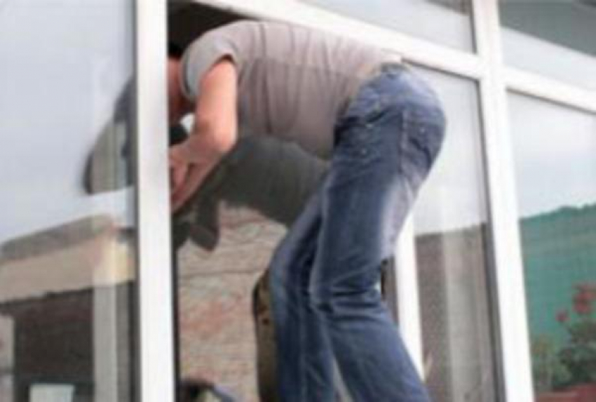 В донской столице задержали мужчину, похитившего золотые украшения из частного дома