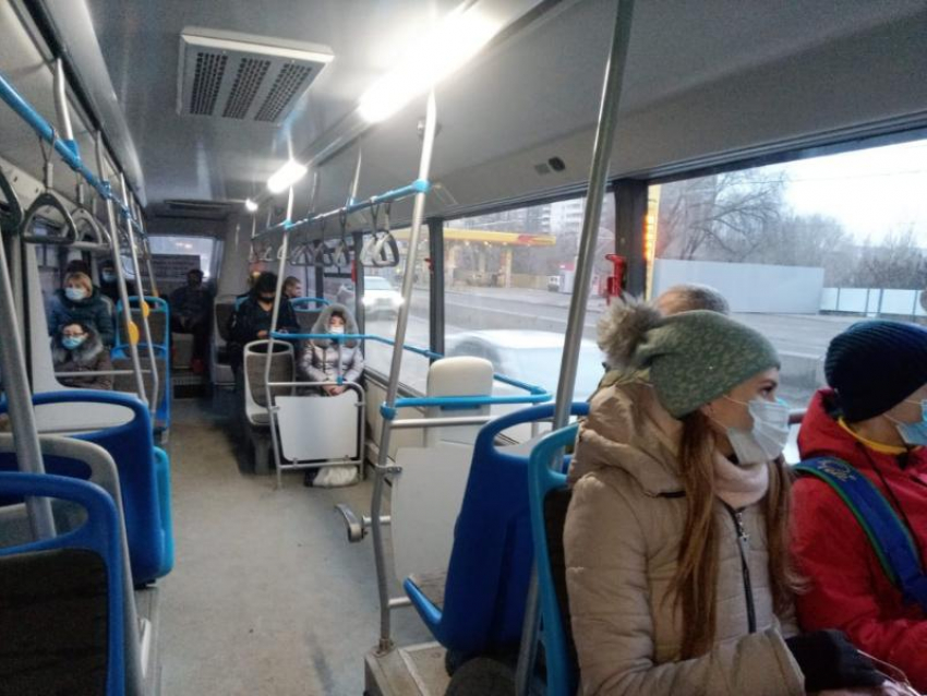 В автобусах Ростова выявили более тысячи нарушителей масочного режима