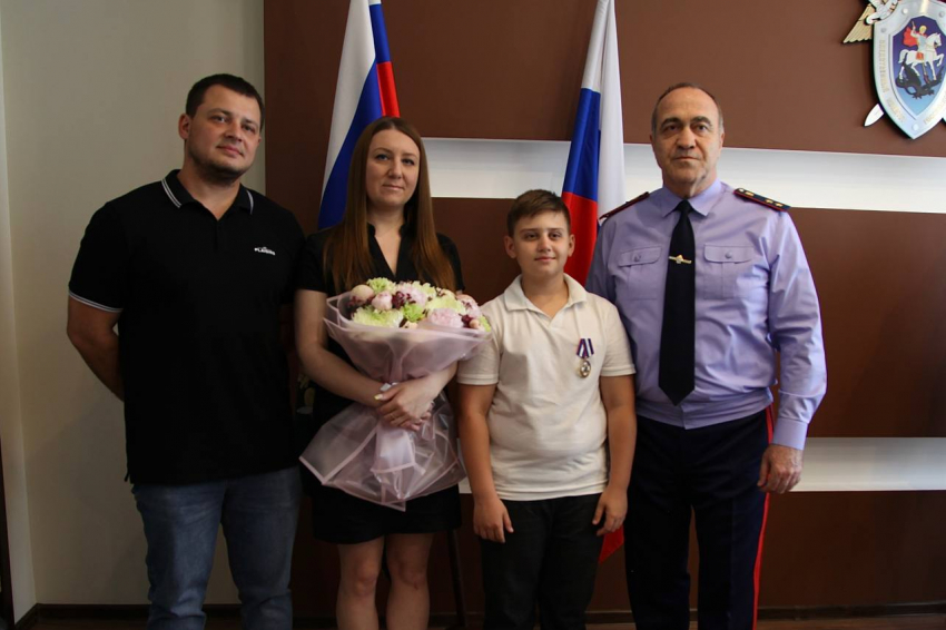 Школьника из Волгодонска наградили медалью СК России за спасение девушки