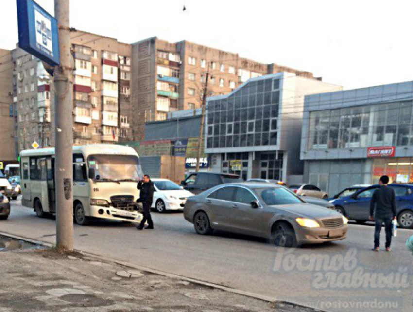 ДТП с маршруткой и «Мерседесом» собрало огромную пробку на проспекте Стачки в Ростове