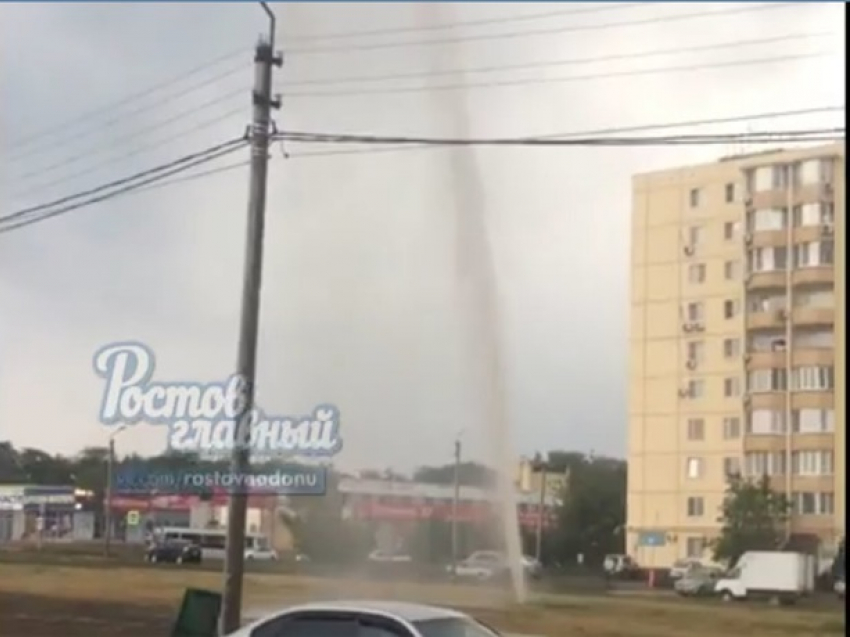 Очевидцев ошарашил фонтан высотой с семиэтажный дом посреди улицы в Ростове 
