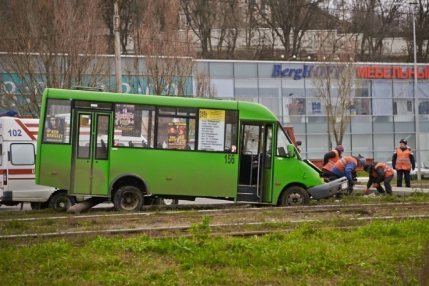 В Ростове столкнулись пассажирский автобус и «Мерседес": ранен ребенок