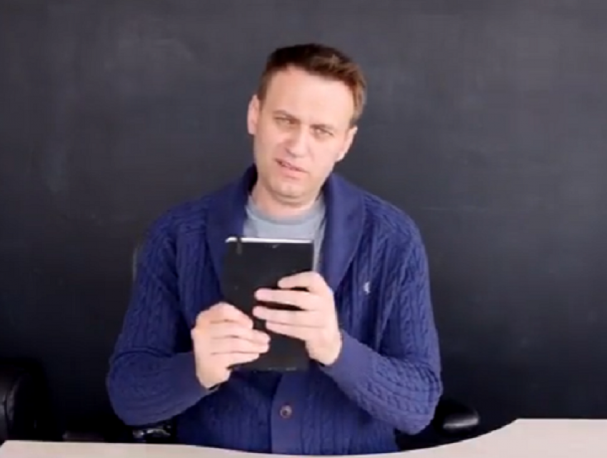 Оппозиционер Навальный и его черный блокнот хотят приехать в Ростов