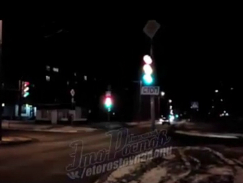 «Сумасшедшие» светофоры устроили дискотеку на улице 2-я Краснодарская в Ростове и попали на видео