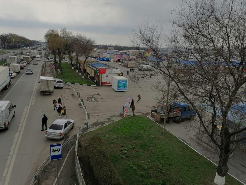 Под ростовом. Старый аэропорт Ростов на Дону рынок. Овощной рынок на Старом аэропорту в Ростове. Рынок в аэропорту Ростова. Овощной рынок в аэропорту Ростова на Дону.