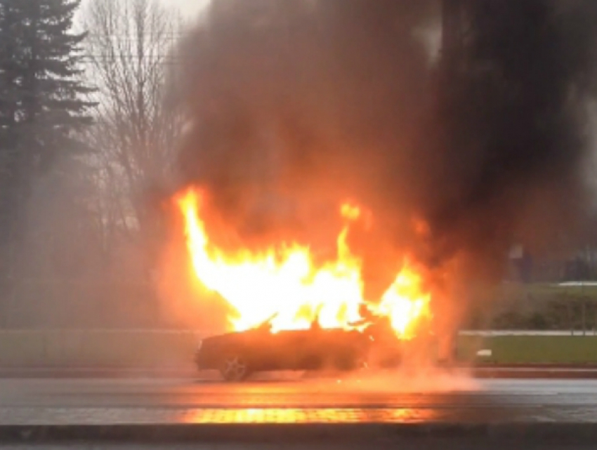 «Фольксваген» с женщиной за рулем загорелся на ходу в Ростовской области