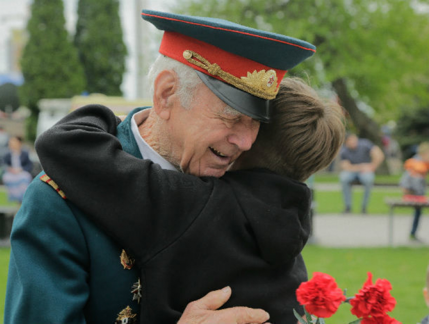Свой первый военный парад вспомнили 9 мая со слезами на глазах ветераны из Ростова