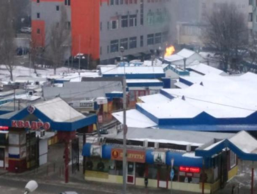 Мясной ларек вспыхнул на рынке «Квадро» в Ростове