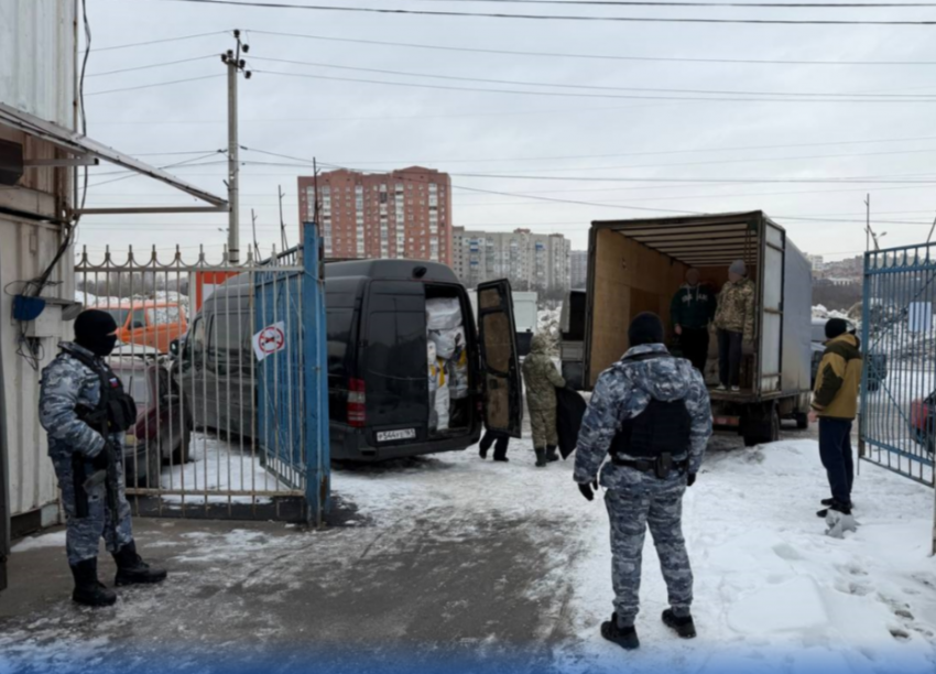 Предприниматели вывозят товар с закрытых рынков на Темернике в Ростове 