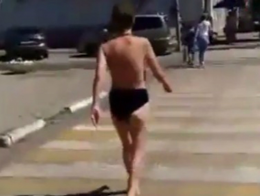 Молодая женщина с голой грудью шокировала прохожих в Ростовской области на видео