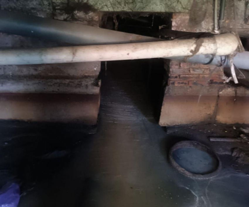 Неравный бой: жители дома в Батайске месяцами ждут помощи с затопленным подвалом