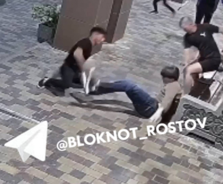 Подростка избили и ограбили в ЖК Ростова