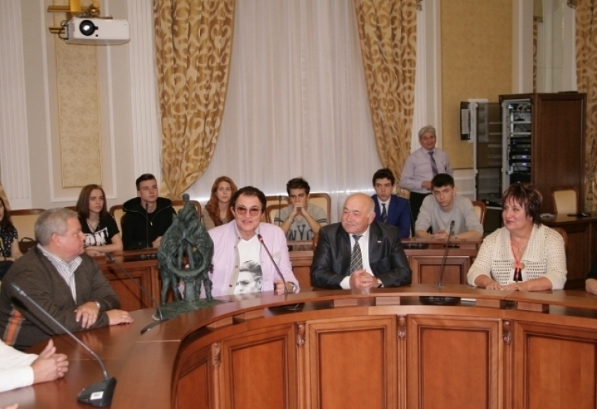 Дмитрий Дибров обсудил со студентами РГСУ идею создания памятника группе «The Beatles»