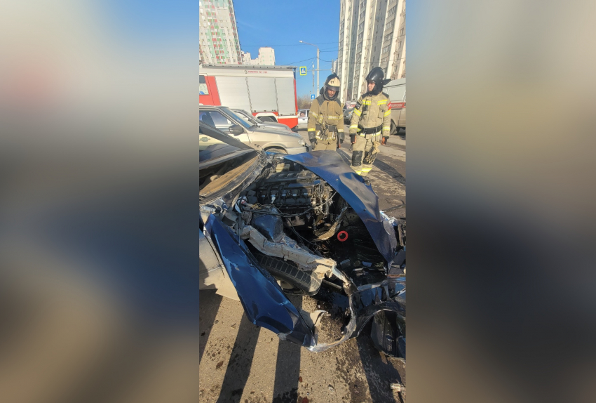 В Ростове на Левенцовке произошло серьезное ДТП с BMW и грузовиком