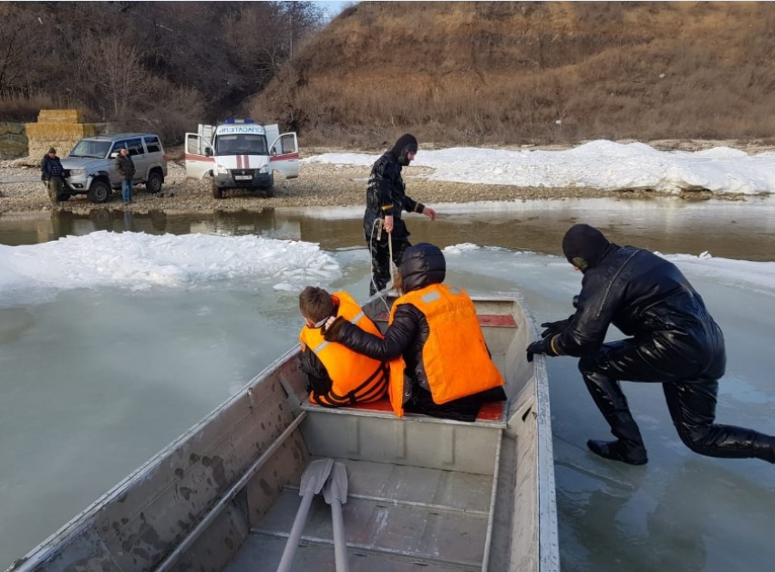 В Таганроге спасатели успели снять с льдины двоих детей