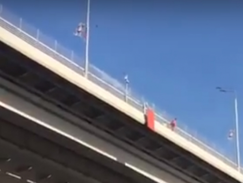 Экстремальный прыжок молодого ростовчанина с Ворошиловского моста попал на видео