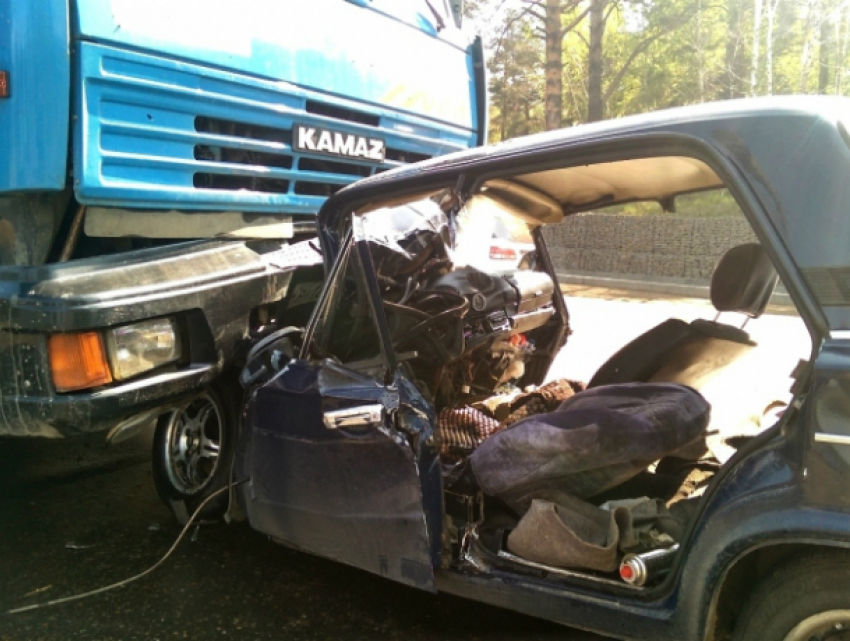 Водитель легковушки погиб после «фатального» удара о КамАЗ на трассе Ростовской области