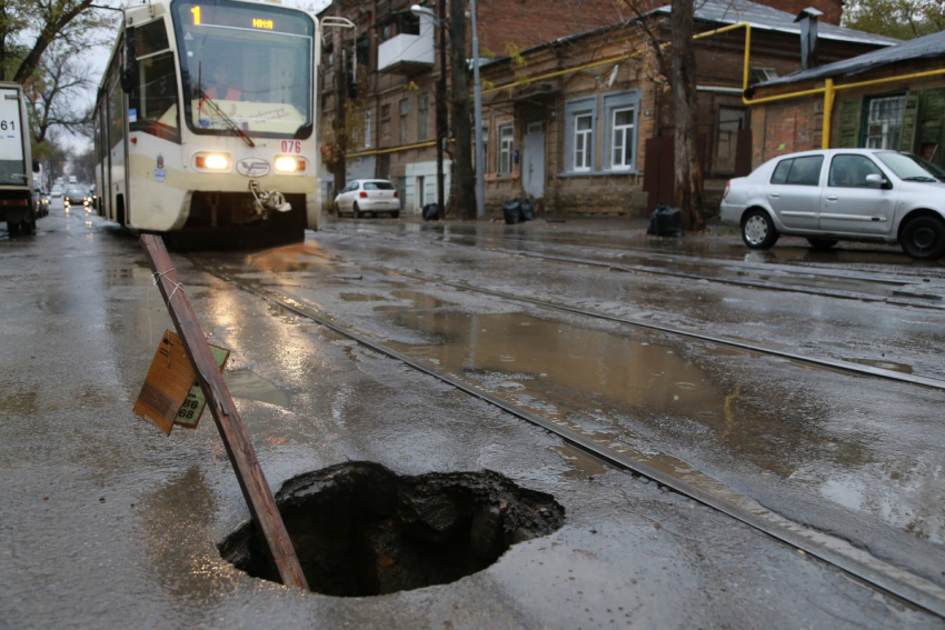 Водители продолжают пробивать колеса и портить диски на ростовских дорогах
