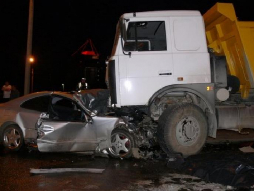Молодой водитель иномарки погиб в страшном лобовом ДТП с КамАЗом на трассе под Ростовом