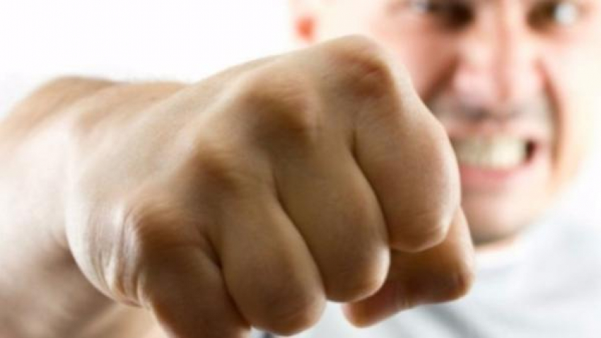 Подвыпивший нарушитель общественного порядка ударил кулаком в лицо донского полицейского