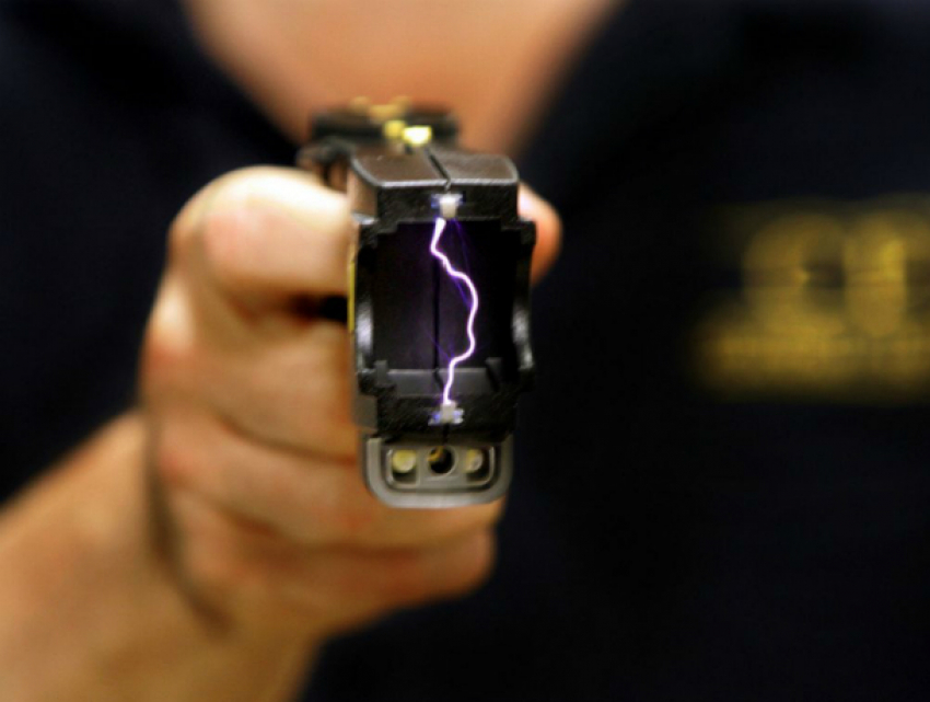 Электрошокером выбивали «краденых овец» из молодого мужчины двое полицейских в Ростовской области