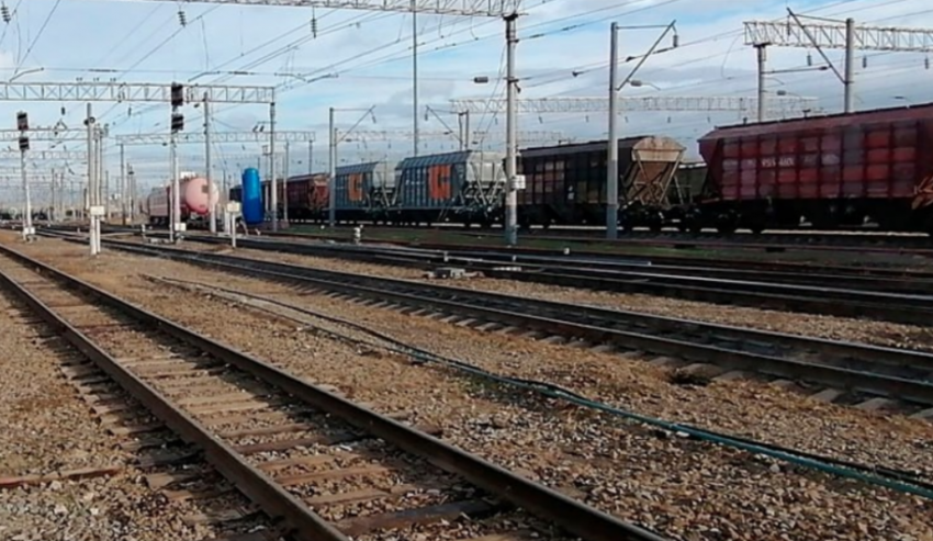 Женщина погибла под колесами грузового поезда в Ростовской области