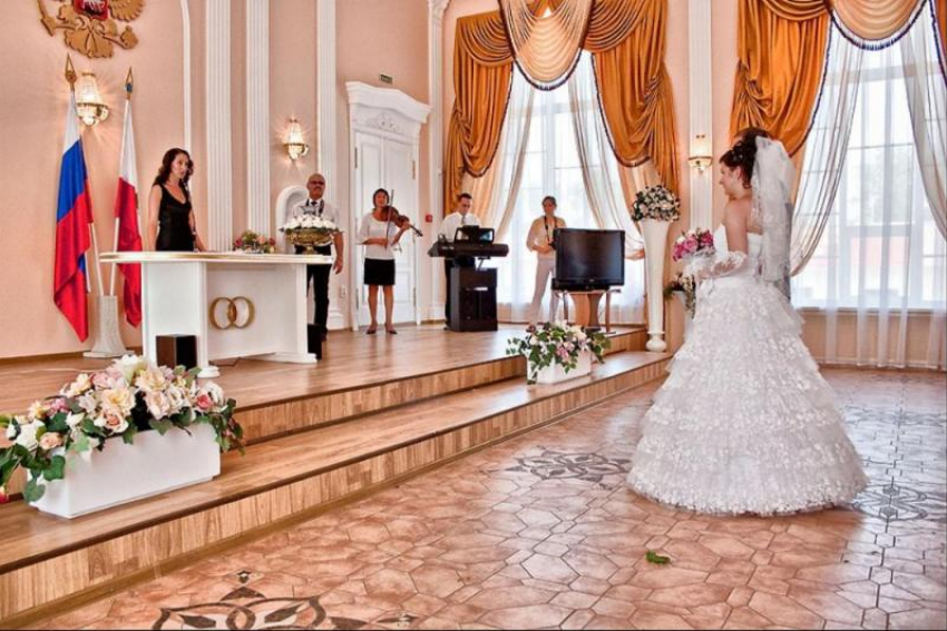 На торжественных церемониях бракосочетания в Ростовской области запретили выпивать и смеяться