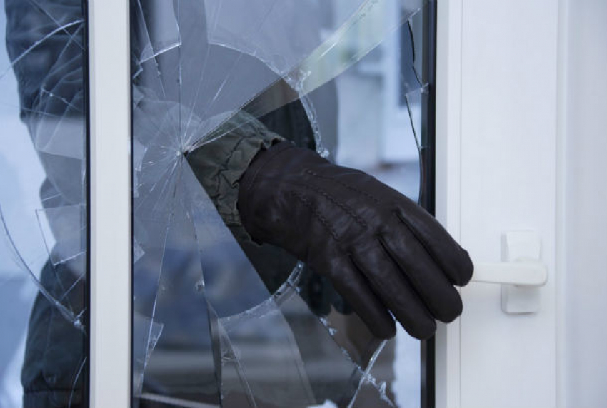 Вломившийся через окно сельчанин украл продукты из магазина в Ростовской области