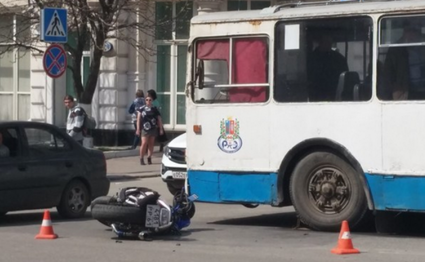  Водители мотоцикла и троллейбуса не поделили дорогу в центре Ростова