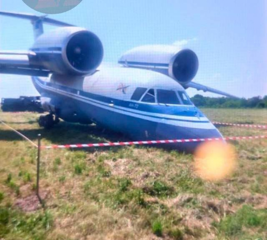 Военный самолет Ан-72 потерпел аварию на аэродроме в Ростове