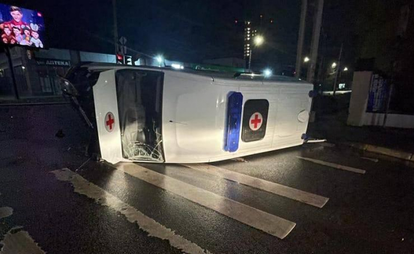 В Ростове машина скорой помощи с беременной внутри перевернулась после ДТП