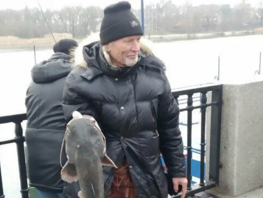 Огромного сома выловил на праздники в Дону опытный рыбак на набережной Ростова