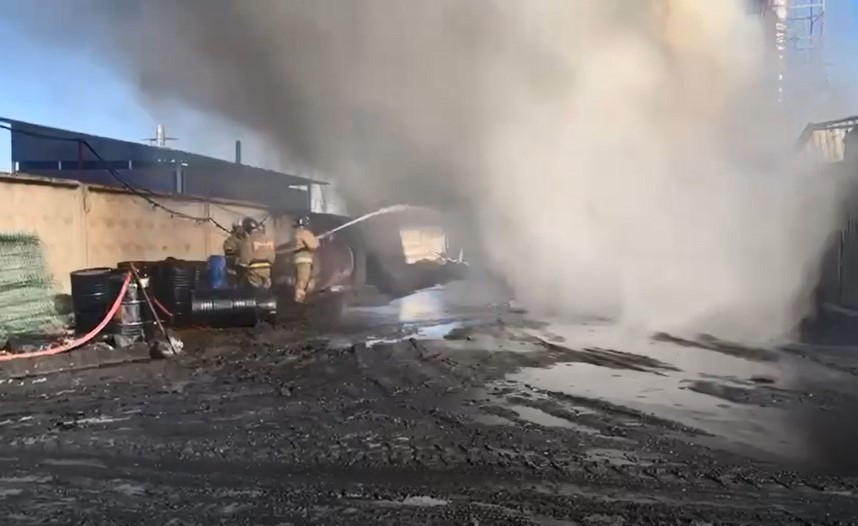 На территории завода с нефтепродуктами в Новошахтинске произошел пожар