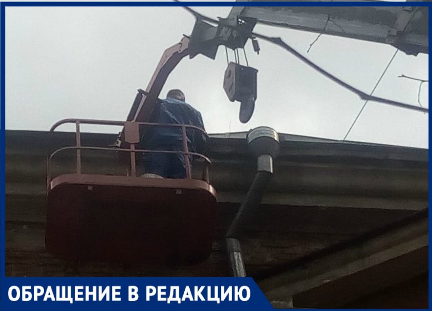 «Кирпичи падали вниз!»: в Ростове управляющая компания забыла предупредить жильцов об опасных работах