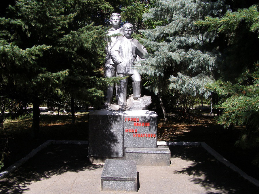 Памятник пионерам Грише Волкову и Феде Игнатенко в Ростовской области