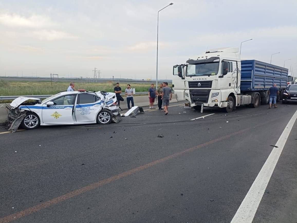 В Ростовской области патрульная машина ДПС попала под грузовик