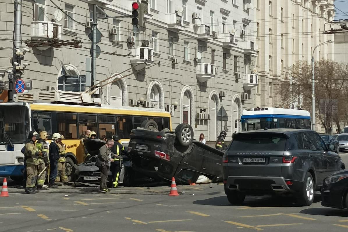 В центре Ростова авария с тремя машинами и троллейбусом парализовала город