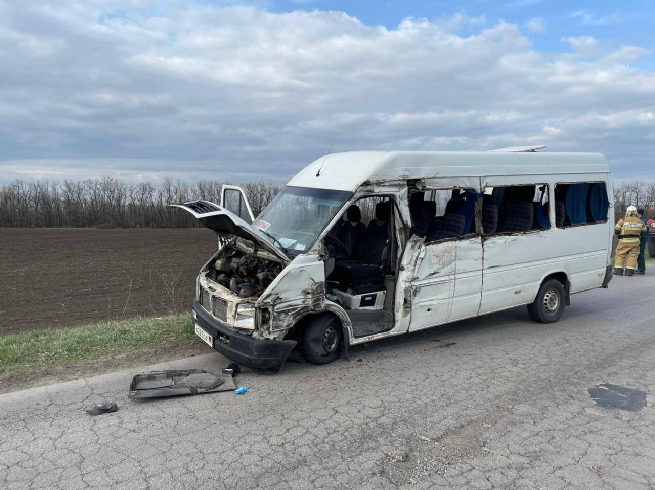 В Ростовской области пассажирский микроавтобус врезался в Камаз, есть  погибший