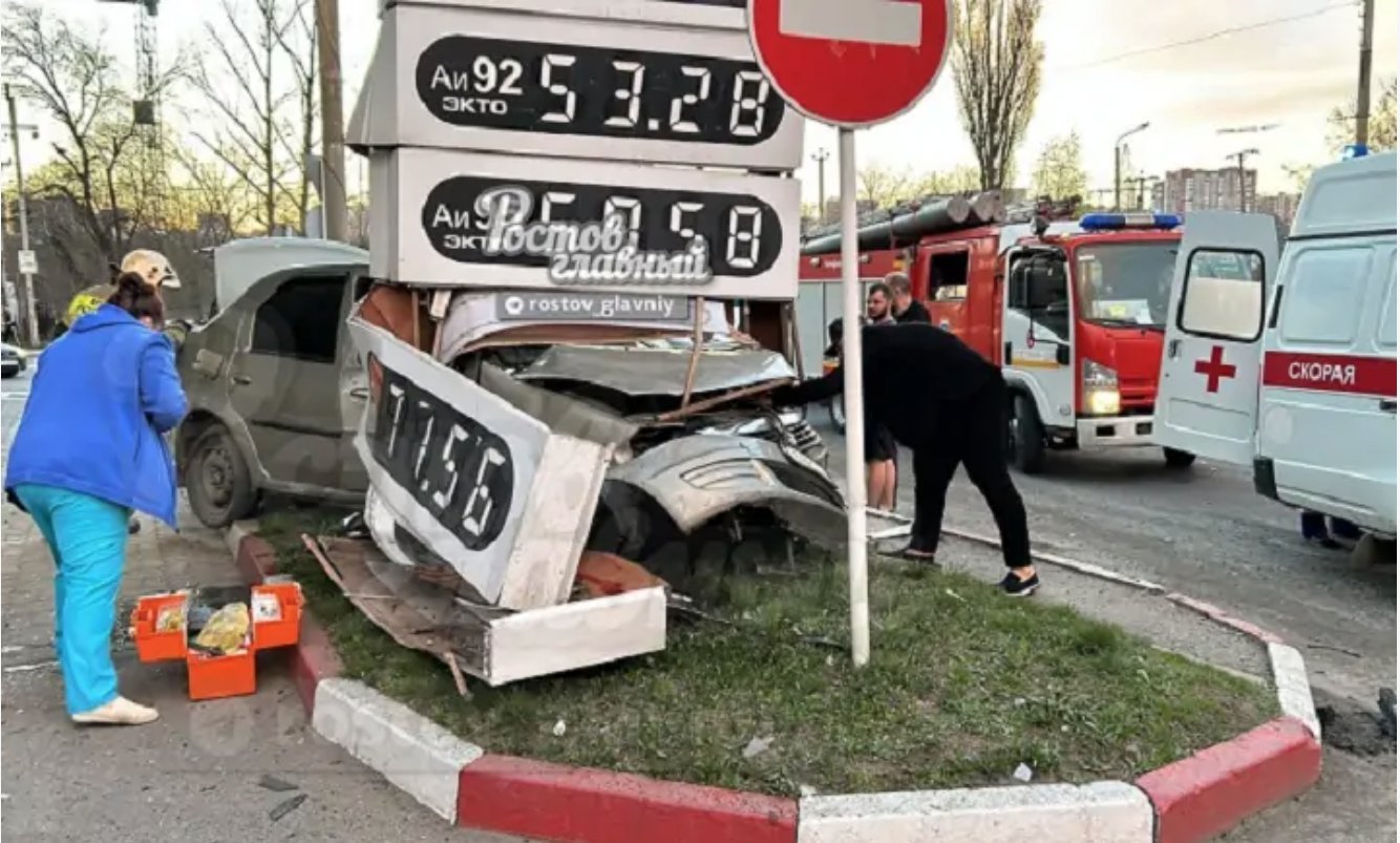 В Ростове пьяный водитель легковушки протаранил табло на АЗС