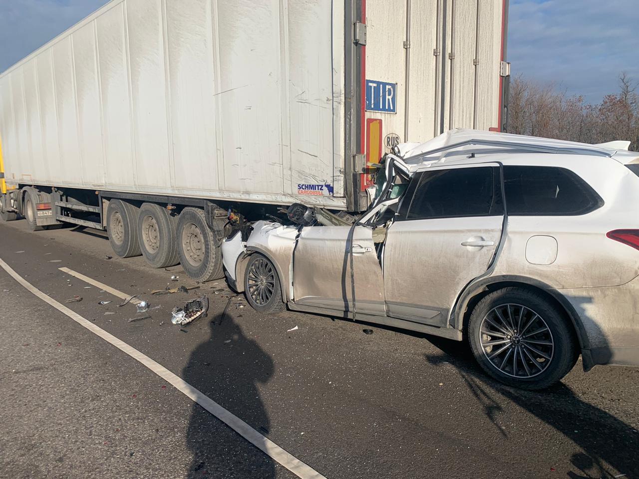 Два человека погибли в страшной аварии с грузовиком на трассе Ростов- Ставрополь