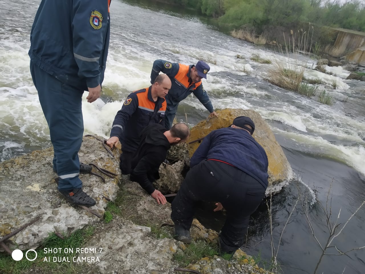 Застрявшего между камней в реке мужчину вытащили спасатели в Ростовской  области