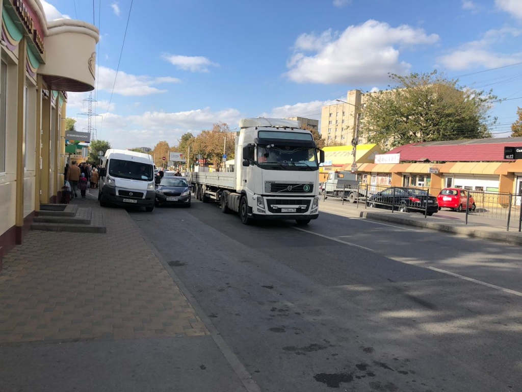 Из-за ДТП на Вятской автомобили объезжают пробку по тротуару в Ростове