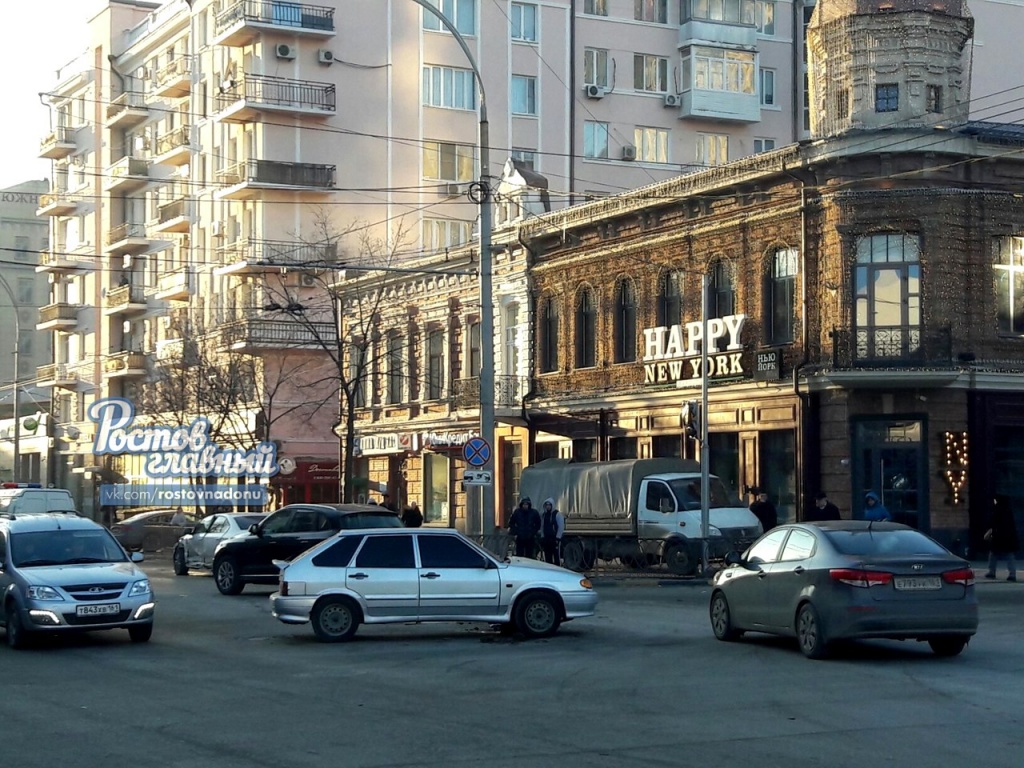 Тройное ДТП в час пик парализовало движение в центре Ростова