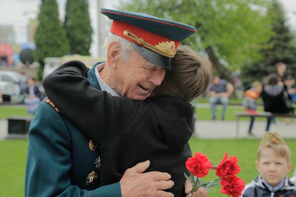 9 мая слезы. День Победы ветераны. Ветераны и дети. Встреча с ветеранами. Ветераны обнимаются.