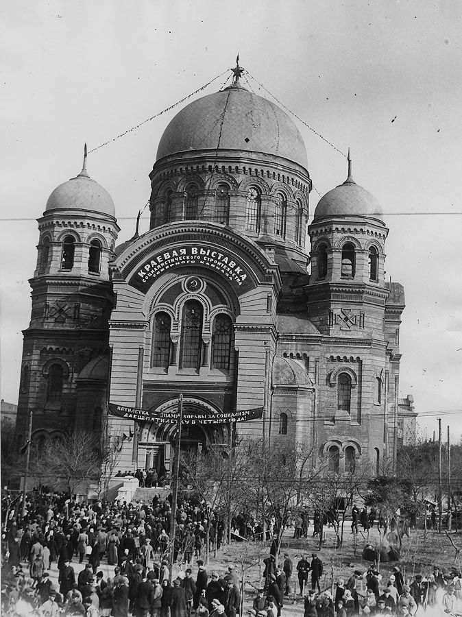 Александро-Невский_собор_в_Ростове_после_революции.jpg