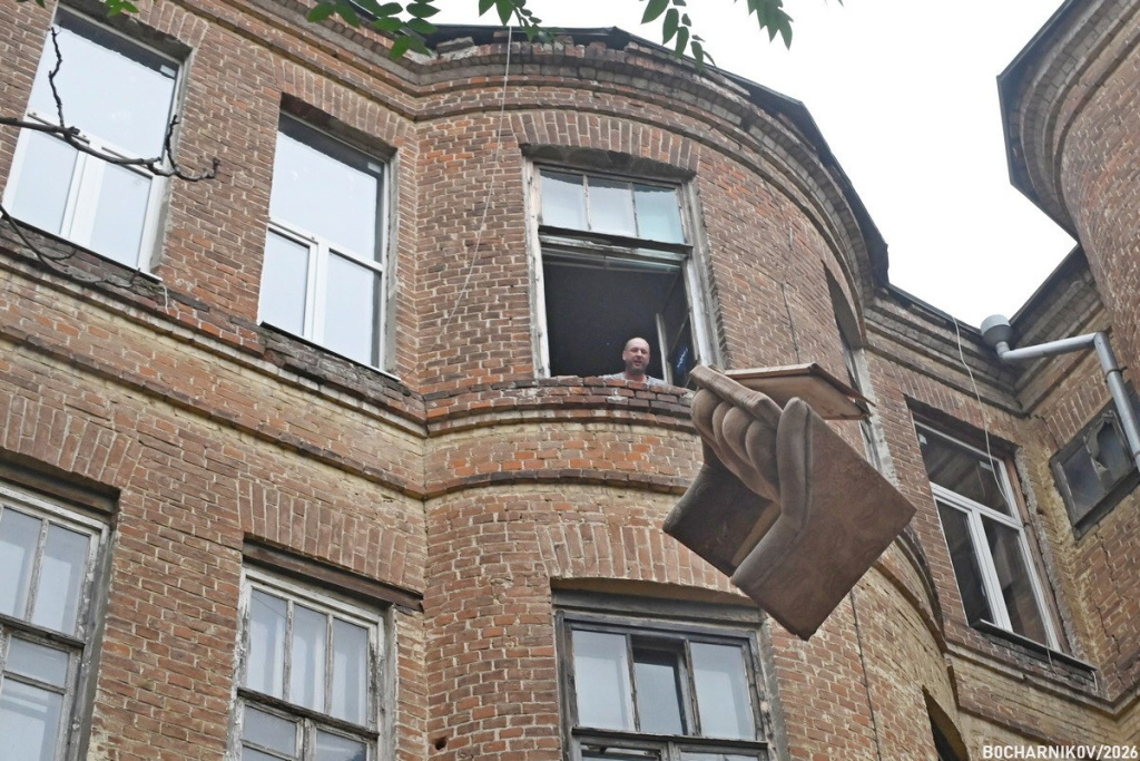 Старую мебель выбрасывали из окна. Фото: Роман Бочарников.