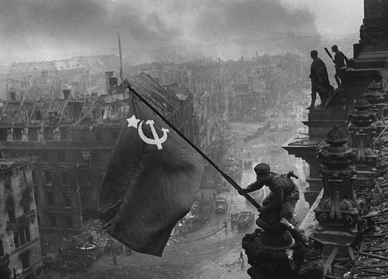800px-Raising_a_flag_over_the_Reichstag_(original).jpg